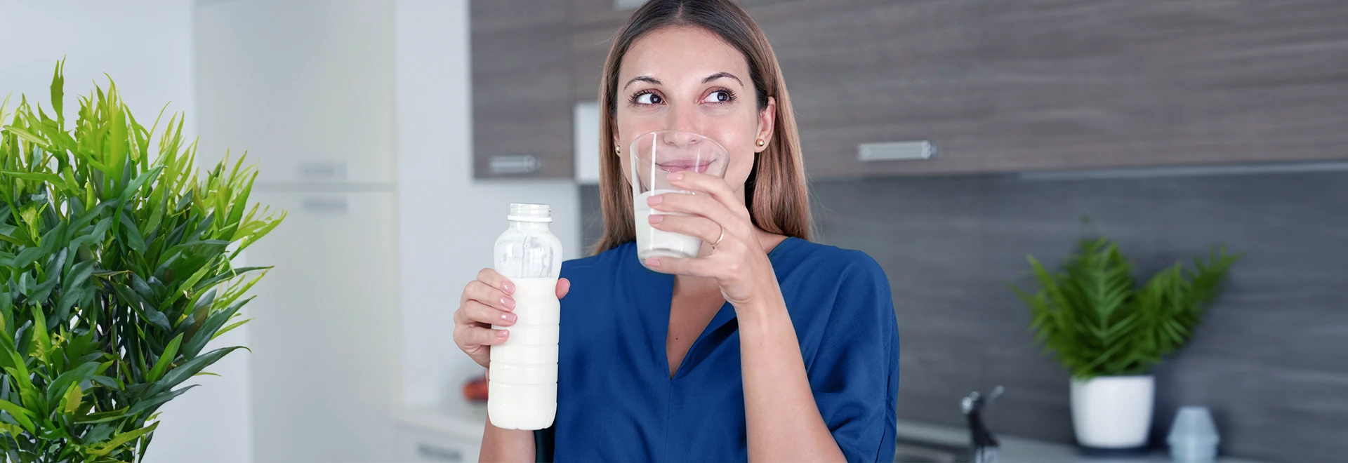 Eine Frau trinkt Buttermilch