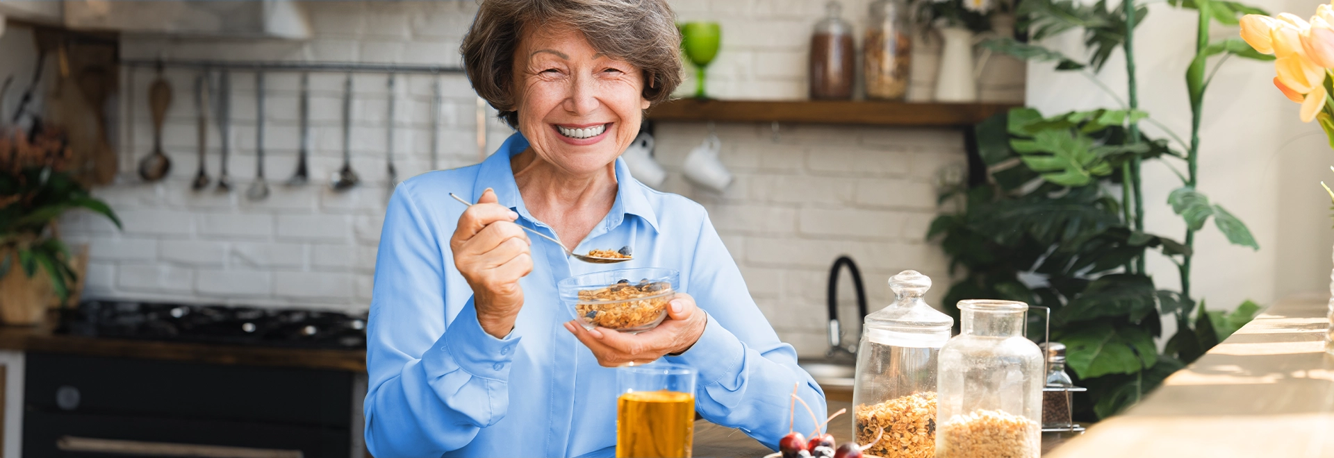 Eine Frau isst Müsli