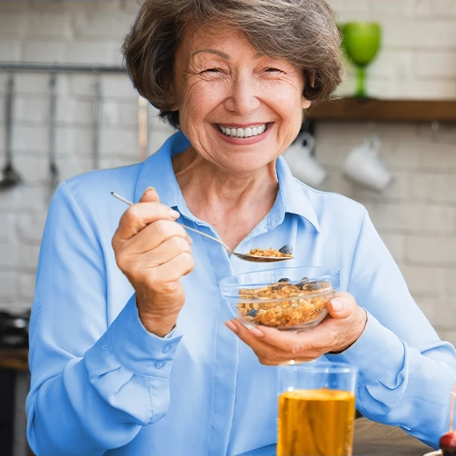 Eine Frau isst Müsli