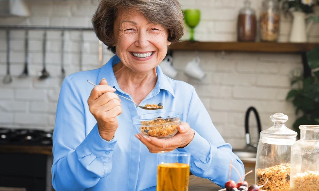 Eine Frau isst Müsli