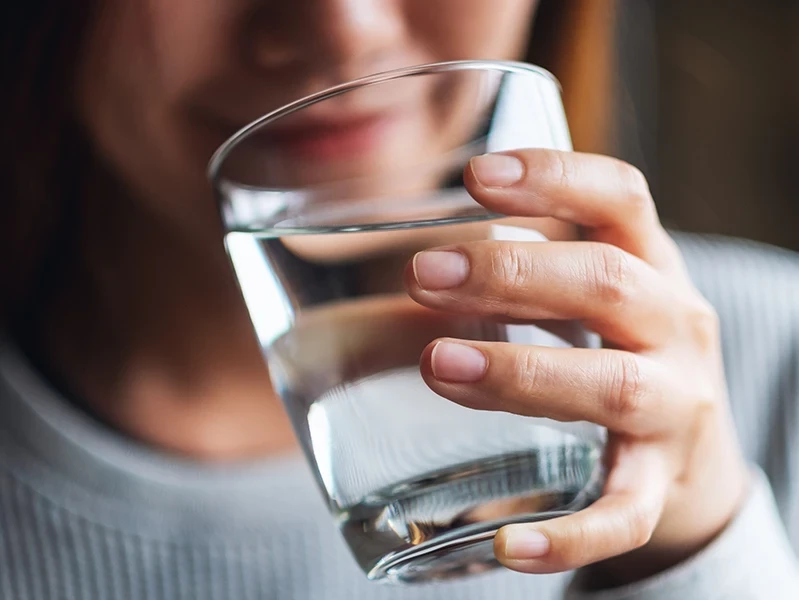 Eine Frau trinkt Wasser