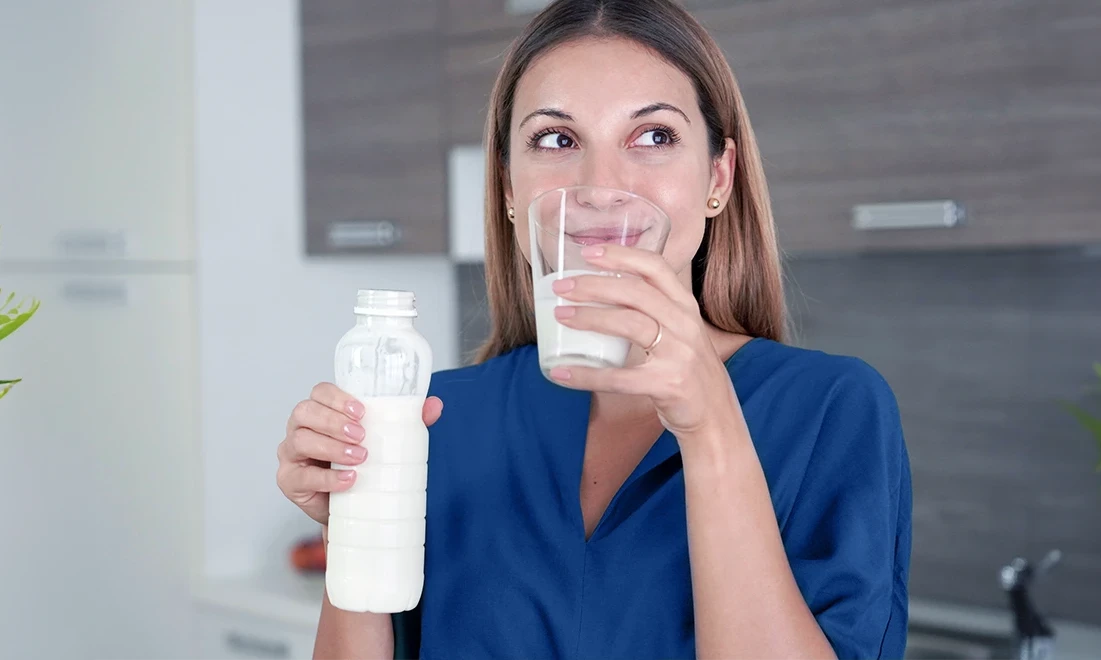 Eine Frau trinkt Buttermilch